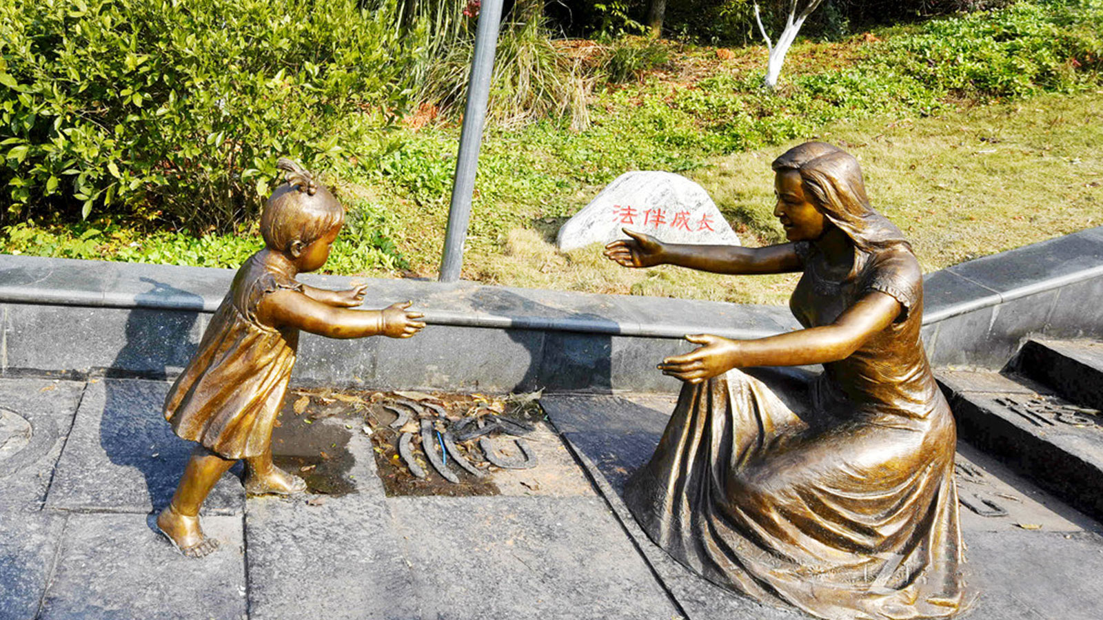 鑄銅廉政主題人物雕塑,戶外景區(qū)公園景觀.黃銅人物雕塑廠家定制