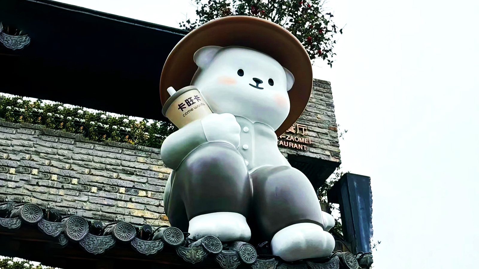 门头装饰雕塑,白色熊玻璃钢雕塑,动物玻璃钢雕塑源头
