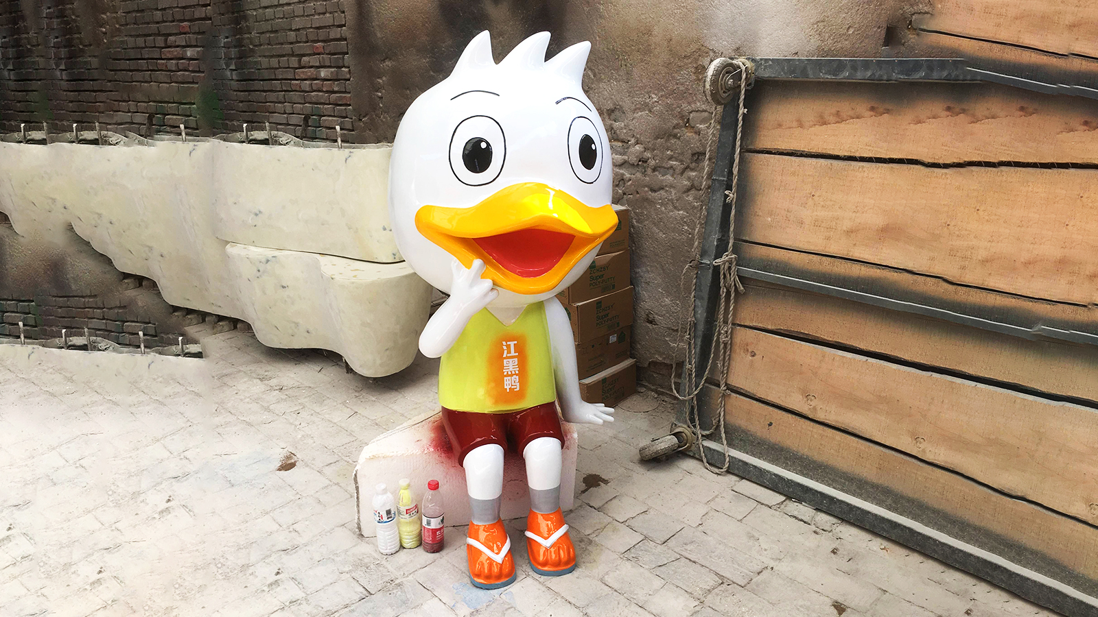 玻璃钢卡通鸭子加工,商业街迎宾雕塑工厂,园林创意景观定制