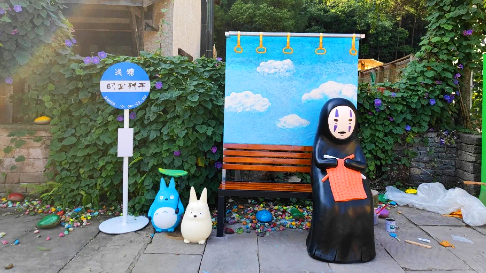 车站创意卡通雕塑,站台彩绘摆件,游乐园指示标识雕塑加工厂家