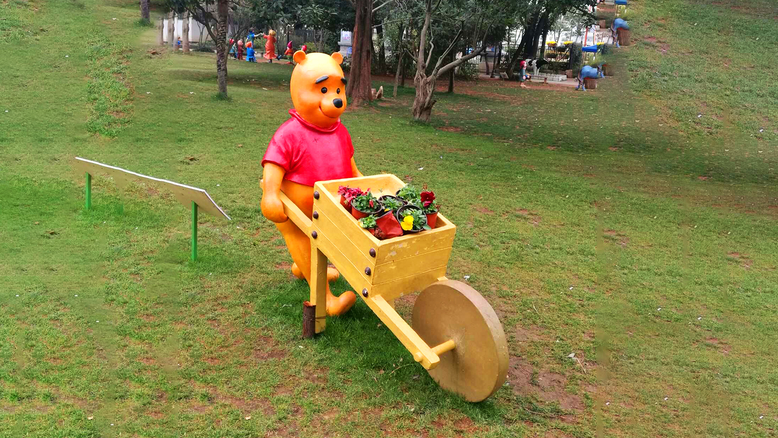 玻璃钢卡通人物雕塑,玻璃钢动漫雕塑,玻璃钢雕塑定制工厂