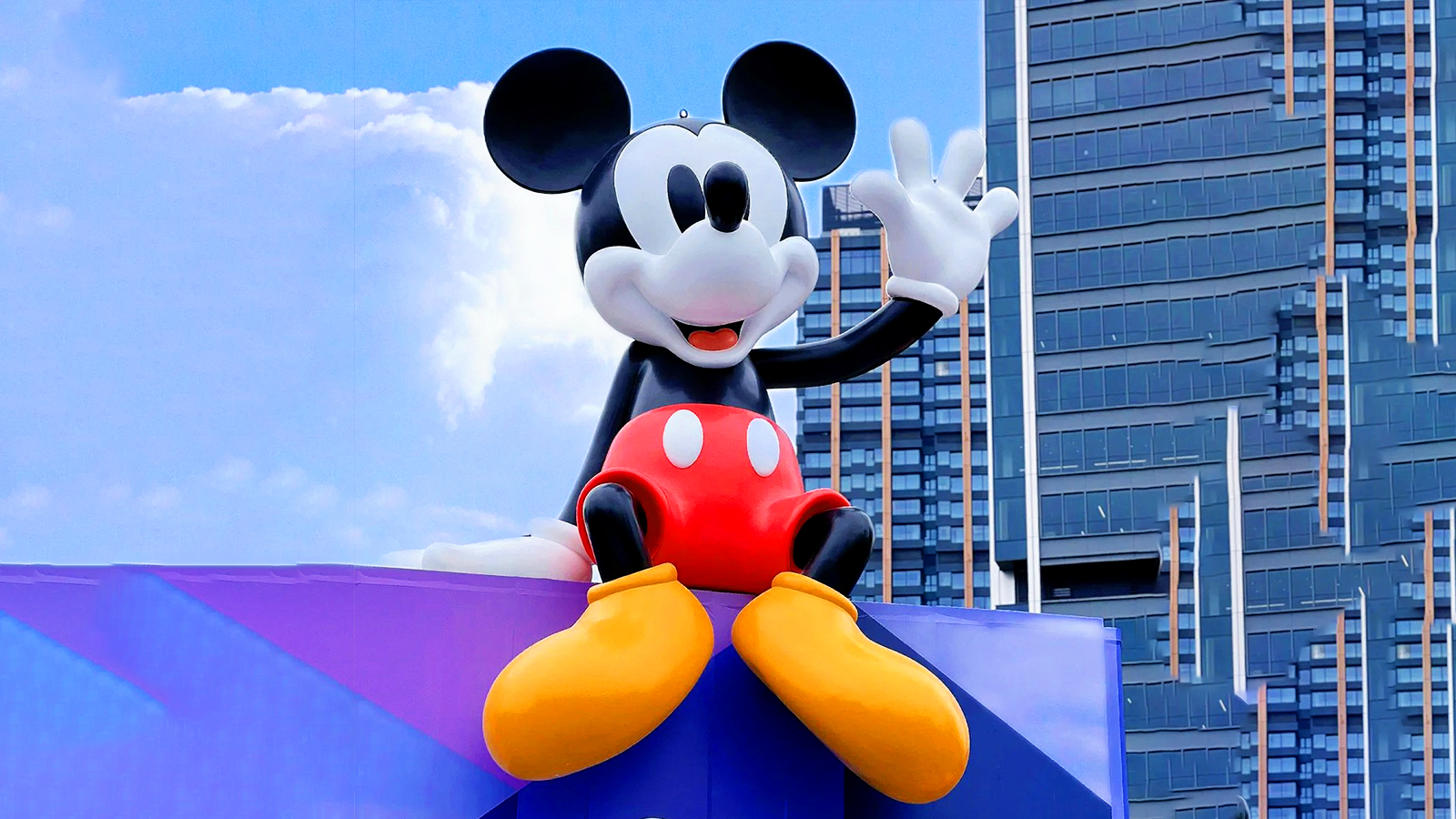 玻璃钢米老鼠加工,户外卡通景观定制,城市动物雕塑摆件