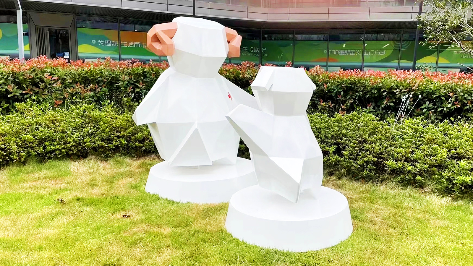 母爱卡通雕塑,公园绿化带摆件,户外街头文化摆件厂家