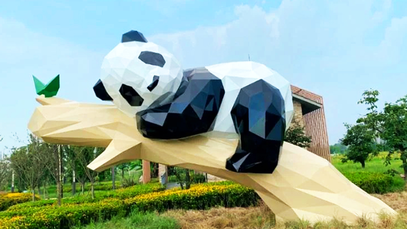 玻璃钢创意熊猫雕塑定制,广场景观制作厂家,商业街抽象雕塑源头